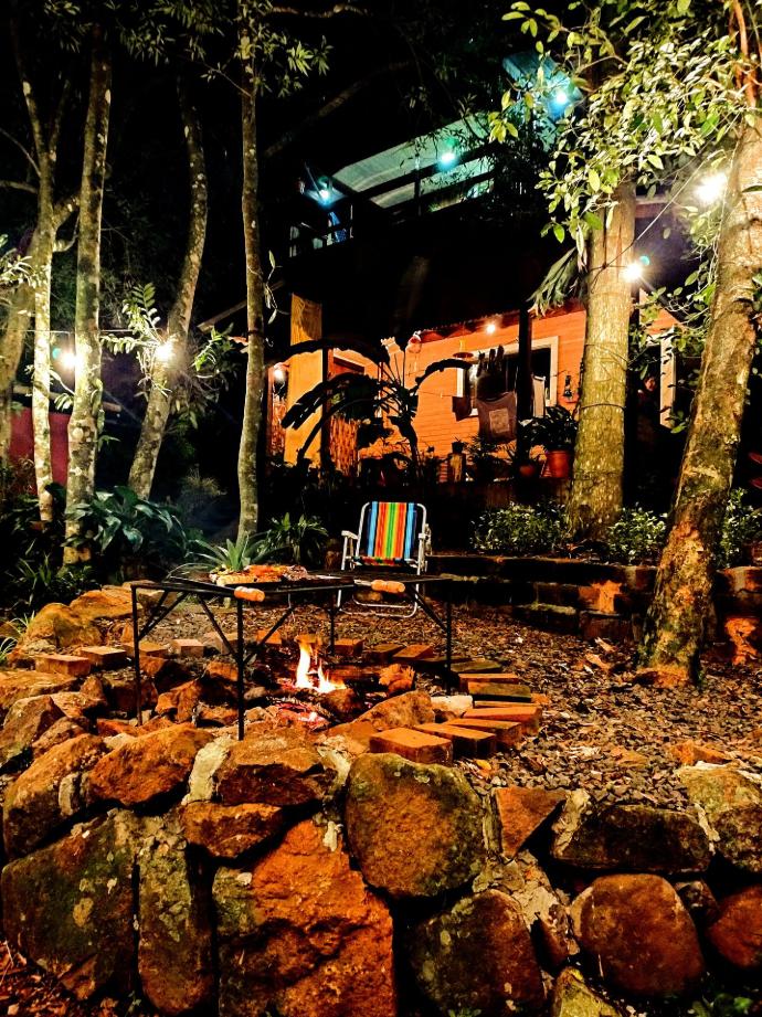 Casa do Bosque iluminada ao anoitecer